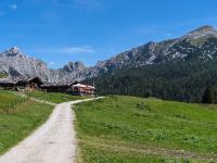 Österreich - Kallbrunnalm - Kallbrunnalm mit Seehorn, Sigeretkopf und Alpelhorn v.r.
